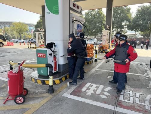 (民警将“嫌疑人”制服。通讯员 摄)