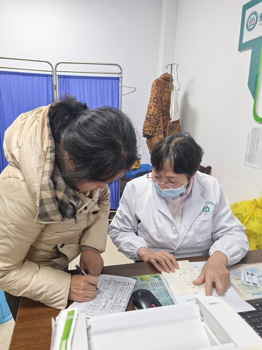 南昌青云谱区洪都街道卫生服务中心内，社区医生为居民看病（拍摄：杜宇蔚）