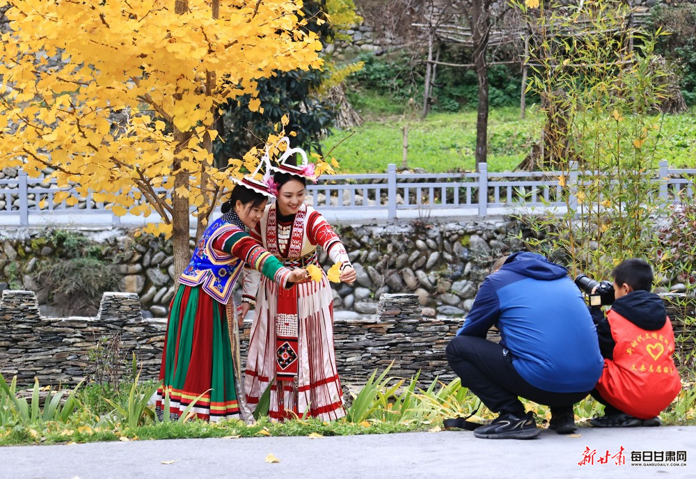 初冬的文县铁楼藏族乡，青山碧水与古寨彩林相映成趣，勾勒出独具韵味的藏乡画卷。新甘肃&middot;每日甘肃网通讯员　后斌玉　摄