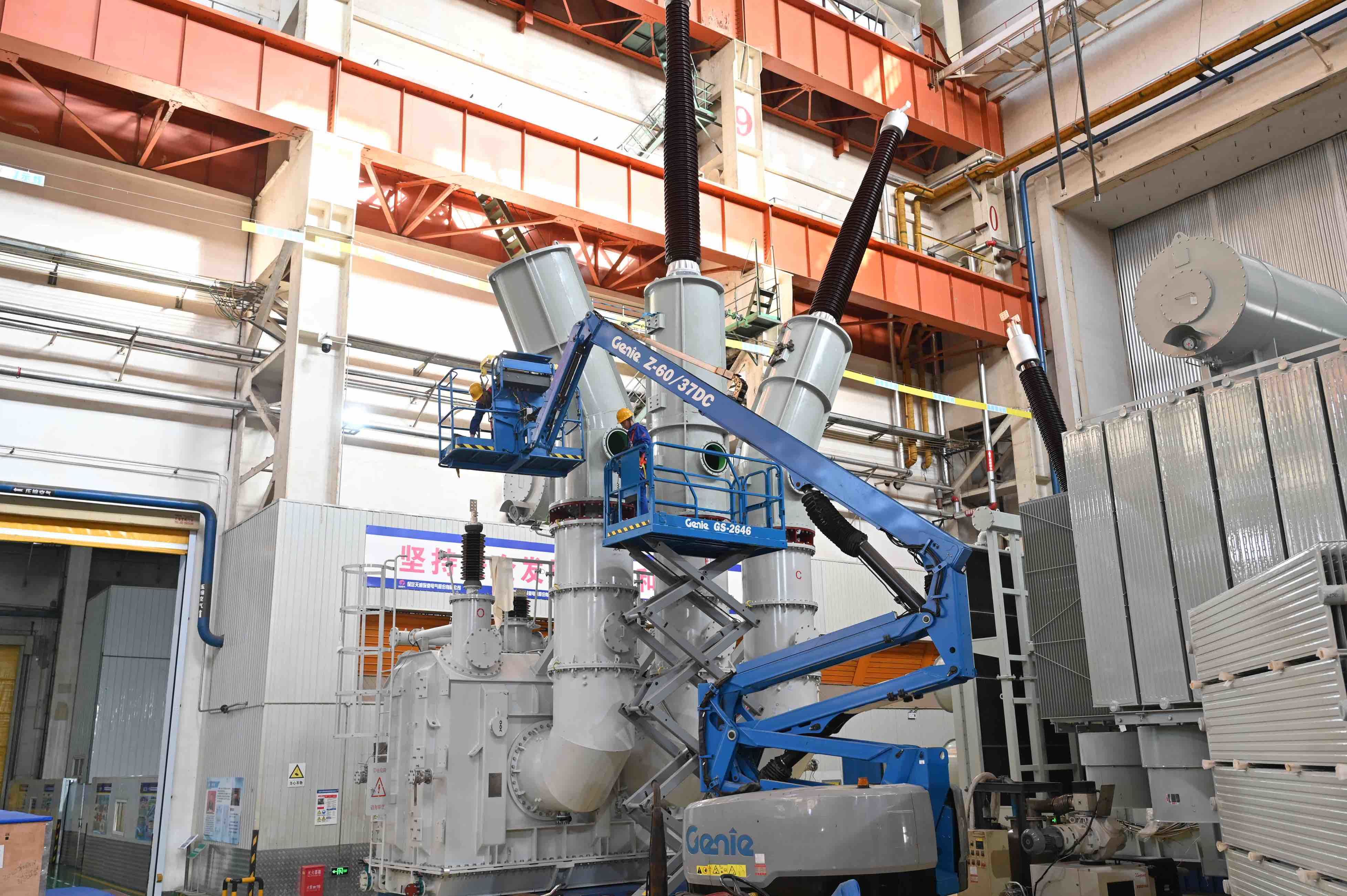 保变电气的工人们在总装车间进行变压器装配。寇颖伦 摄