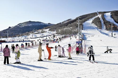 1月1日,在太舞小镇,游客尽情享受冰雪乐趣。 本报记者 郭晓通摄