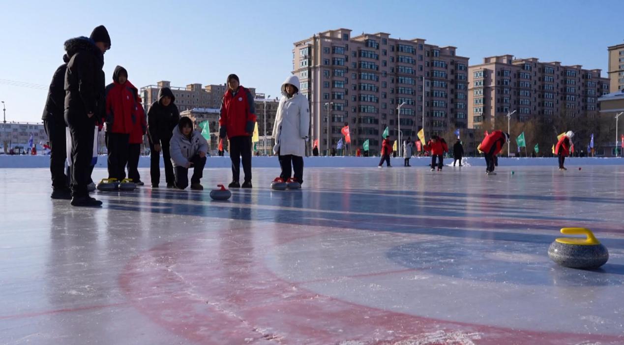 (参赛选手在进行冰壶比赛)