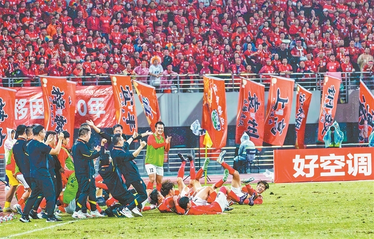 2025年11月2日，2025年江西省城市足球联赛决赛，赣州队球员按照商量好的动作“倒地庆祝”。