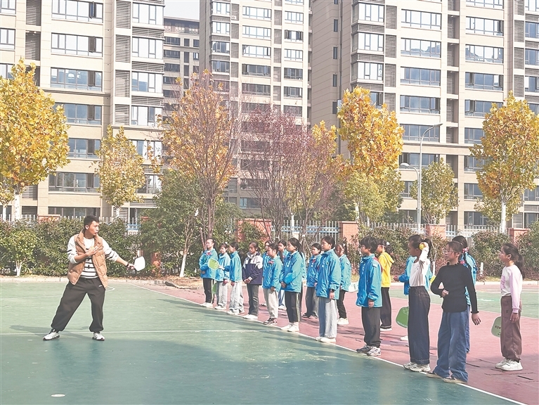 岔路口小学的学生们在上匹克球课。江西日报全媒体记者 侯艺松摄