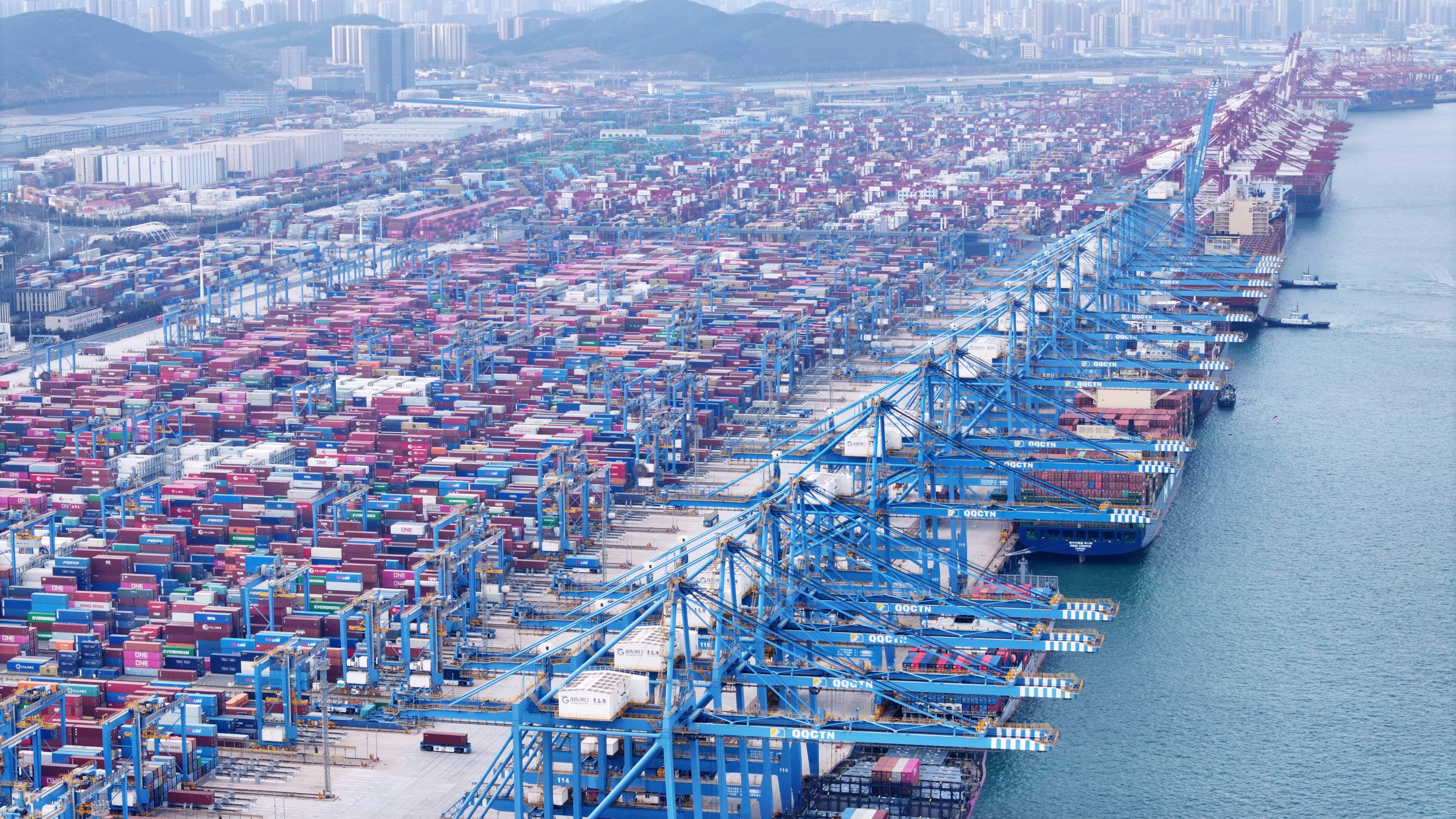 新年新干劲！山东港口青岛港元旦当天生产热火朝天，全力保障物流大动脉畅通！