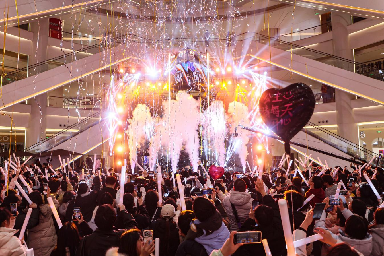 崂山区跨年夜消费热潮涌动 商超盛宴启新岁