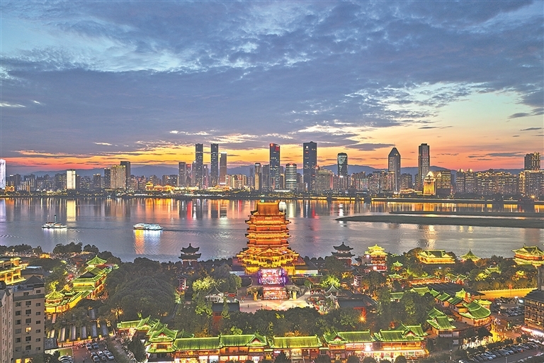 滕王阁夜景 李龙 摄