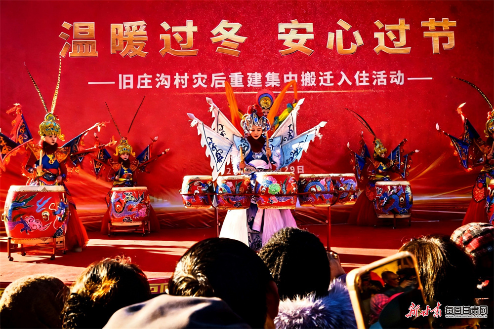 隆冬时节，榆中县马坡乡旧庄沟村张灯结彩、喜气洋洋，灾后重建集中搬迁入住活动圆满举行，全县6个集中安置点的325户受灾群众悉数搬进新居，开启安居乐业的新生活。新甘肃&middot;每日甘肃网通讯员　芦军　摄