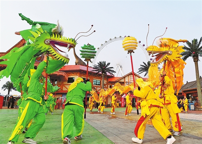 1月1日，一支民间舞龙队在沁阳市怀府恐龙园游客广场进行舞龙表演，迎新年，度元旦。杨帆 摄