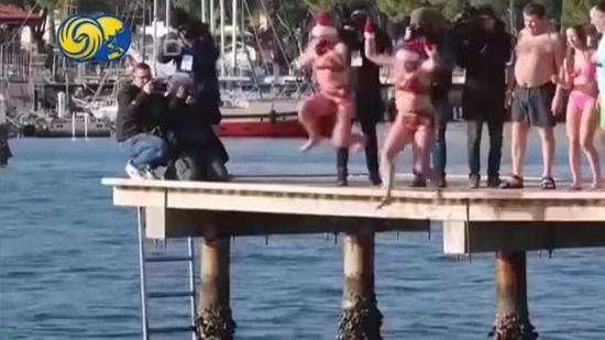 欧洲多国民众元旦冬泳跳水迎接2026