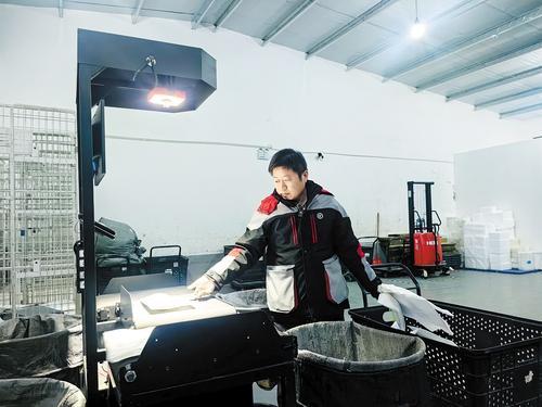 沈长生在使用分拣机。