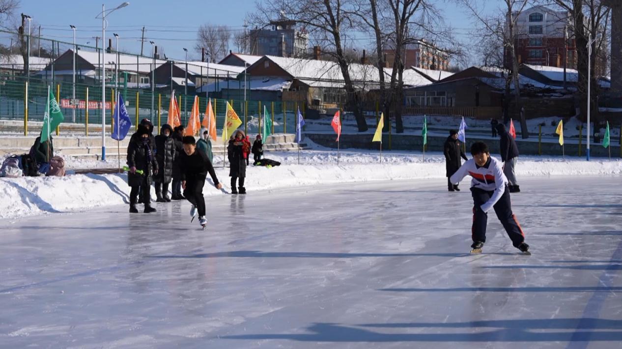 (参赛选手在进行速度滑冰比赛)