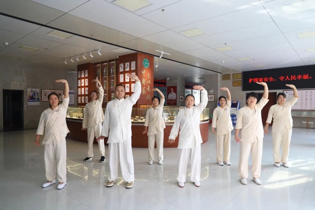 来自江西省中医院的曹乾安博士带万安县中医院学员做八段锦运动教学（来源：万安县中医院）
