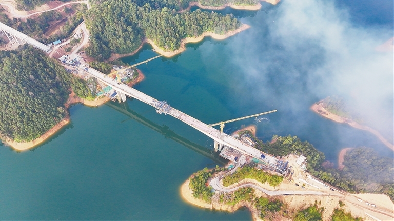 阳明湖特大桥中跨顺利合龙（图）