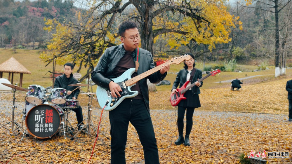 徽县田河村的千年银杏林下，本土乐队唱响原创歌曲，将秦岭深处的乡韵与烟火唱给山川。新甘肃&middot;每日甘肃网通讯员　高琼　摄