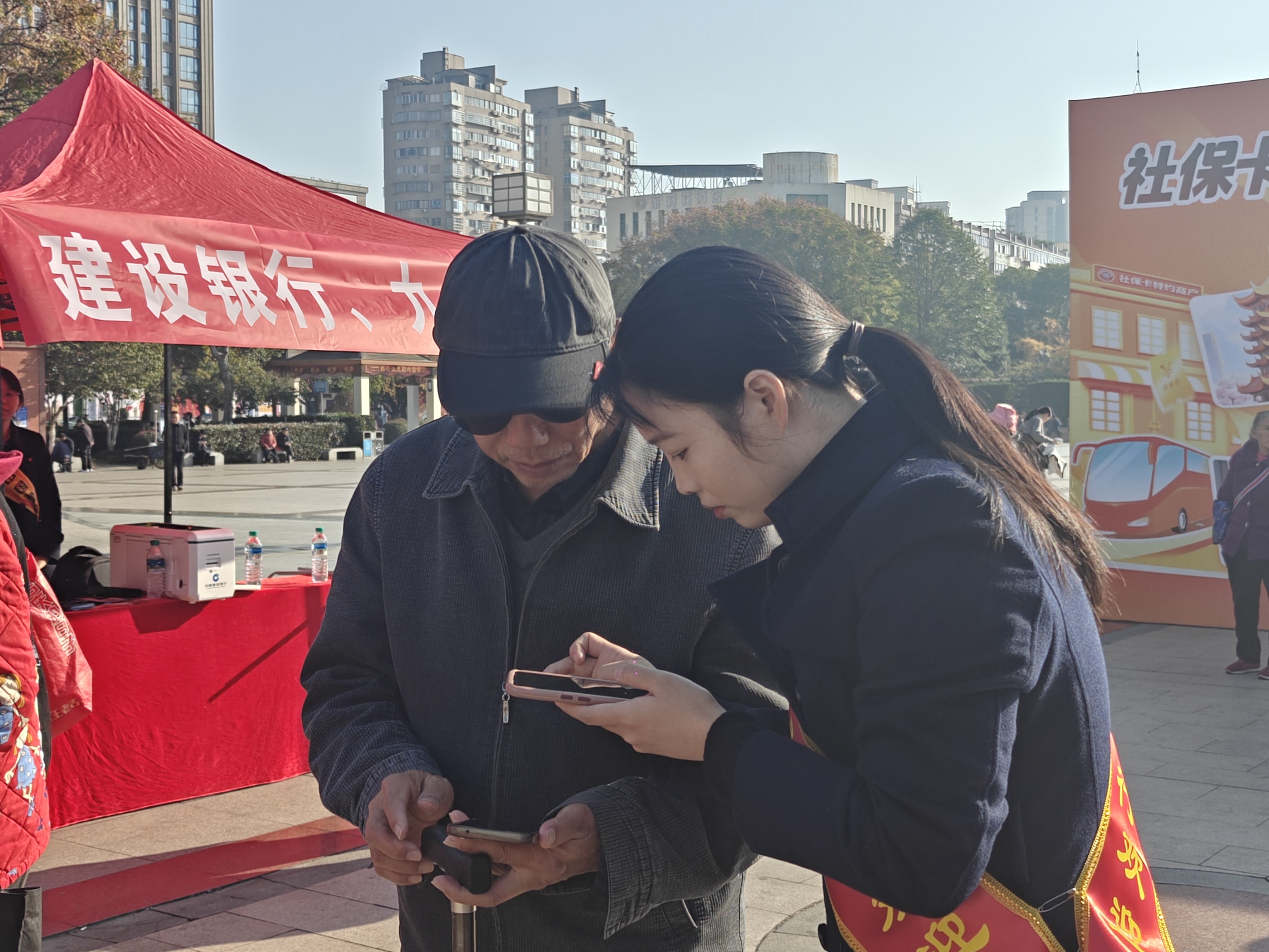 ▲2025年12月，吉安市举办社会保障卡惠民服务月活动，工作人员现场讲解电子社保卡应用。