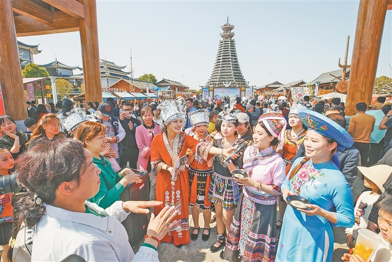 2025年3月22日，游客在峡江县金坪民族乡“金坪花朝会，村晚潮玩季”少数民族民俗文化活动上体验拦门酒仪式。