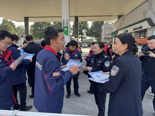 (演习结束后,民警向加油站员工宣传普及《反恐怖主义法》。《反恐怖主义法》即将迎来颁布十周年。通讯员 摄)