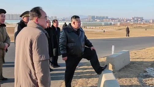 金正恩视察新义州温室综合农场建设工地