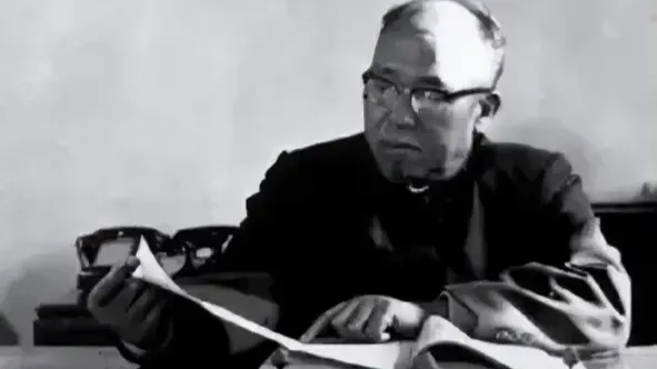 重病缠身却无法卧床休息，罗荣桓躺在担架上指挥对敌作战