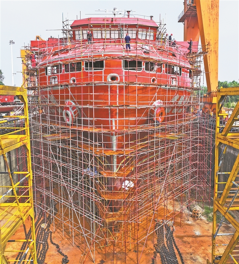 2025年9月19日，在湖口县江西江新造船有限公司，全球最大、国内首制的万吨级纯电动高端智能海船——“740TEU纯电动敞口集装箱船”正在紧张建设。