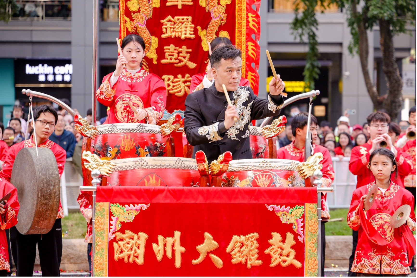 深圳节日大道上的“福田答卷”!2026深圳首场城市盛典四海一家大巡游活动精彩绽放