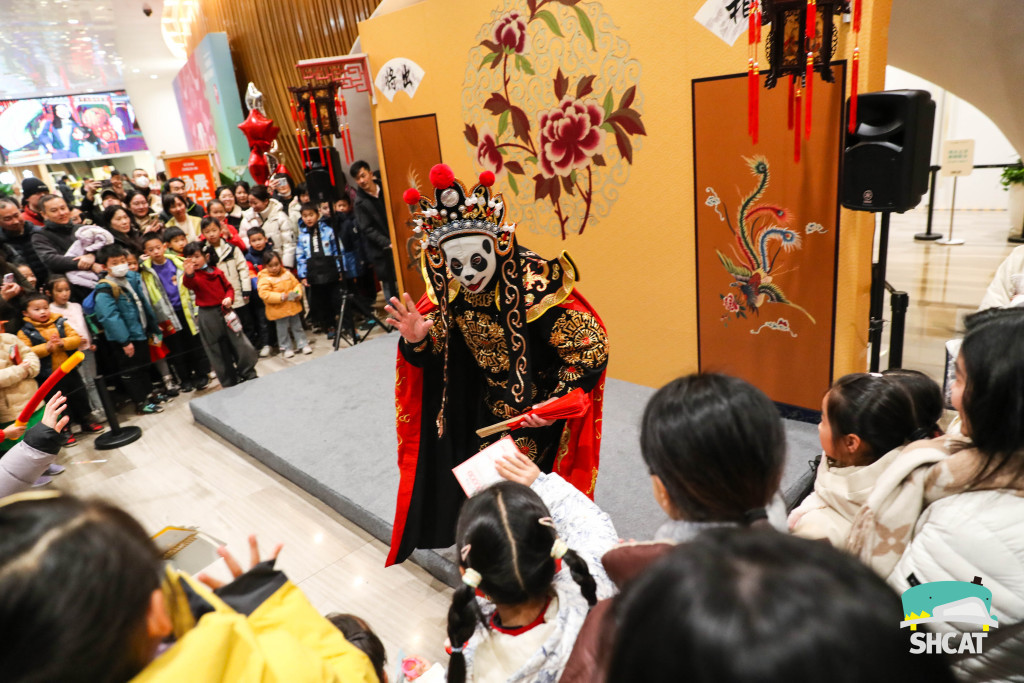 川剧表演艺术家和小观众近距离互动