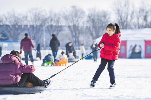 日前，游客在正定县长乐门广场冰雪嘉年华游玩，体验冰雪乐趣。 本报记者 耿 辉摄