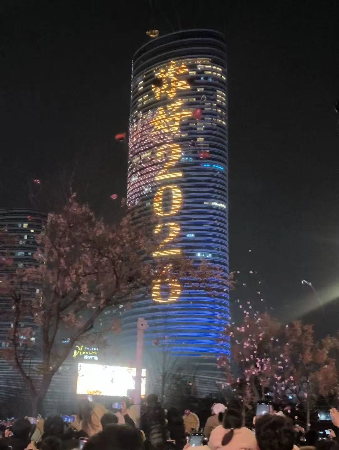 烟火升腾处，活力绽放时！中心商圈跨年夜书写消费新图景