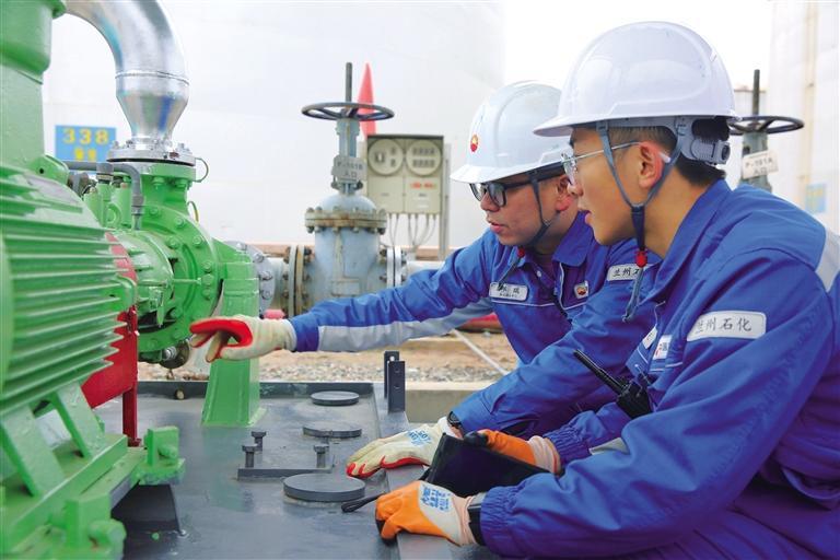 图为油品调合中心（国储公司）员工现场查看生产流程