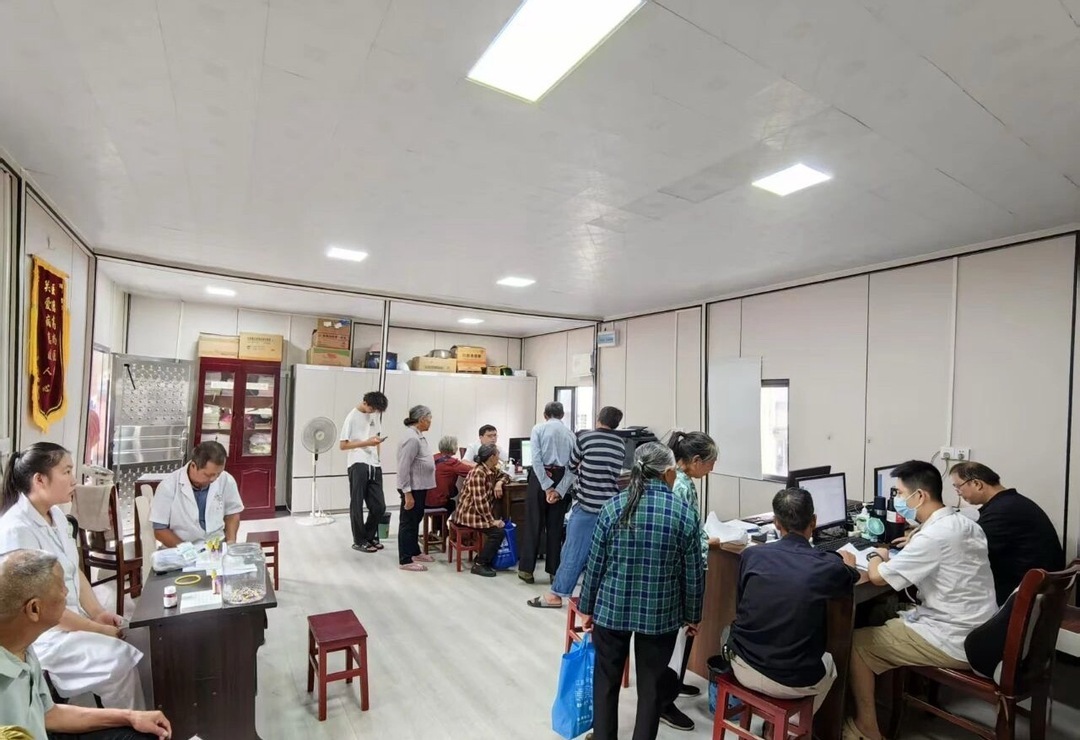 遂川县高坪镇卫生院慢性病管理中心内，慢病患者正在体检（来源：遂昌县高坪镇卫生院）