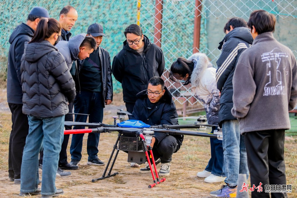 冬日的平凉崆峒区无人机培训实操场上旋翼轰鸣，学员们苦练技能，为乡村发展注入科技动能。新甘肃&middot;每日甘肃网通讯员　郑兵　摄