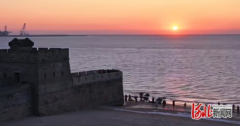 市民和游客在秦皇岛老龙头等待日出。(来源/网络)