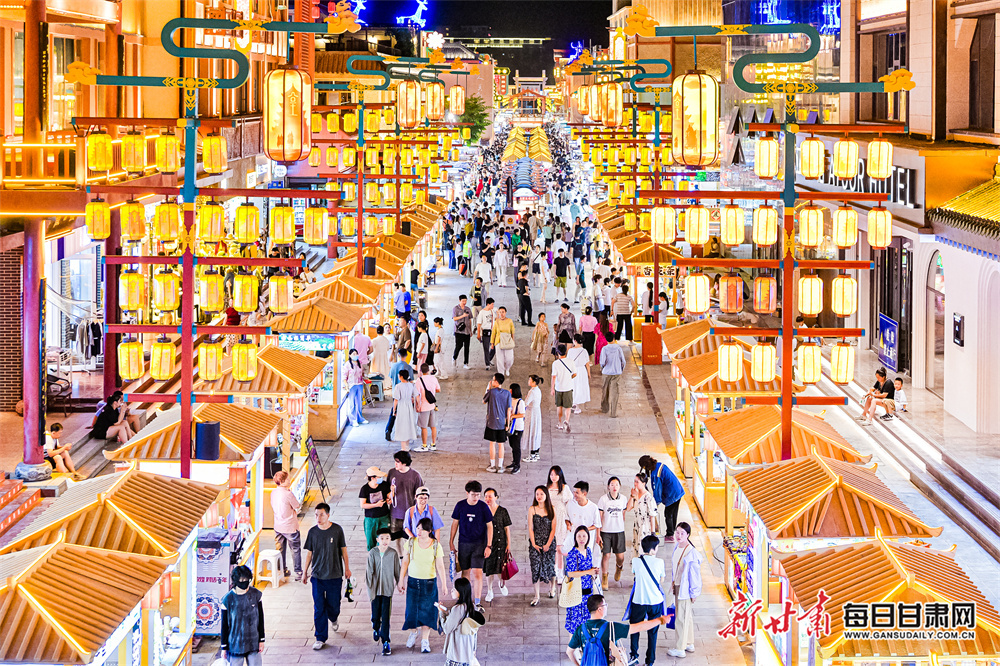 今年，敦煌夜市进行了全方位升级。夏日，璀璨灯火勾勒出古色古香的街巷轮廓，也照亮了游客们笑意盈盈的脸庞。新甘肃&middot;每日甘肃网通讯员　王斌银　周玉玲　摄