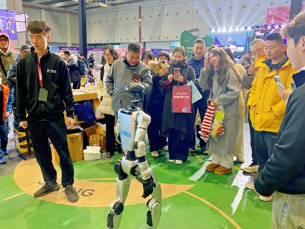 人形机器人与观众互动