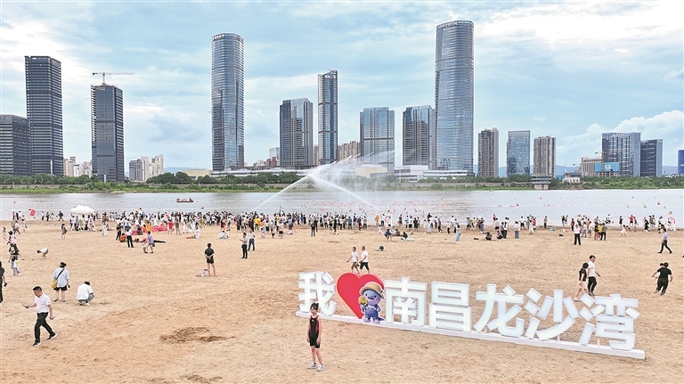 2025年6月20日，南昌赣江“两滩七湾”天然泳场正式开放，为市民和游客带来全新亲水体验。