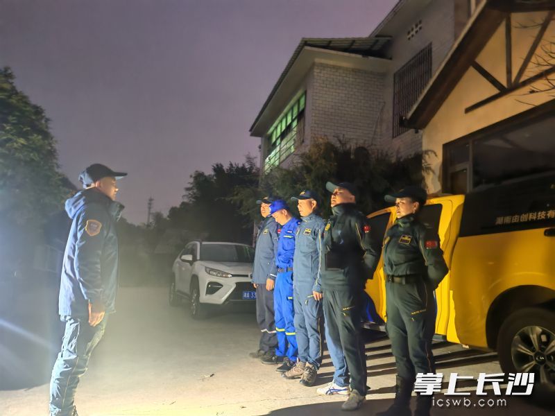 集结待命。 均为长沙晚报通讯员杨觉明摄