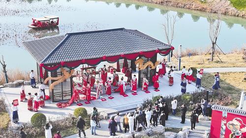 1月1日，邢台市鸳鸯泉畔，8对新人参加集体婚礼。本报记者 赵永辉摄