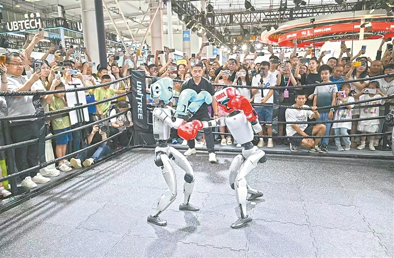 2025年8月8日，世界机器人大会在北京举行，宇树科技人形机器人的格斗表演吸引了不少观众驻足观看。