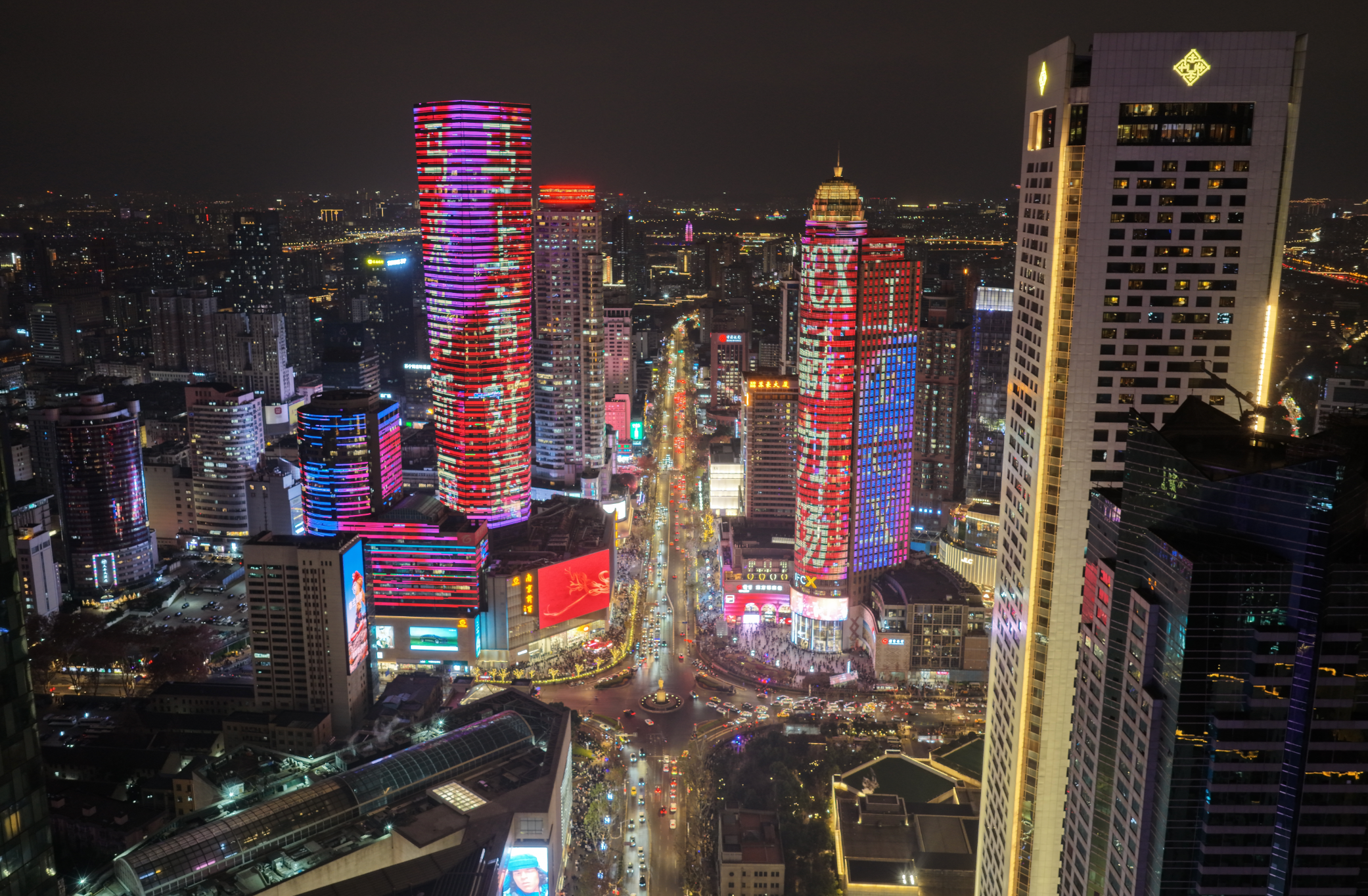 “智启金陵&middot;骏驰新程”！南京新街口跨年夜，万人共迎2026