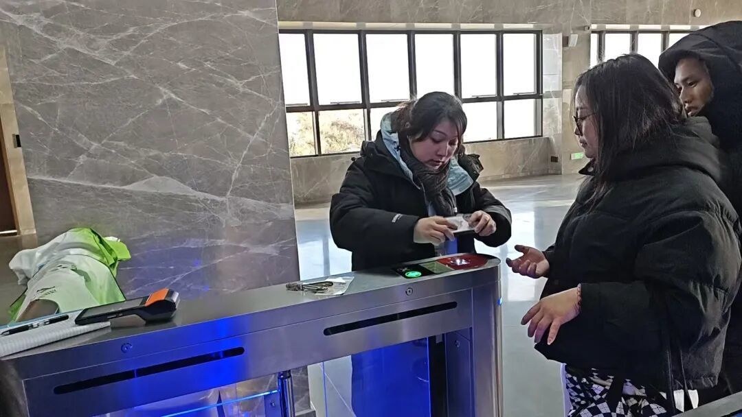 人美心善的余婷工作中