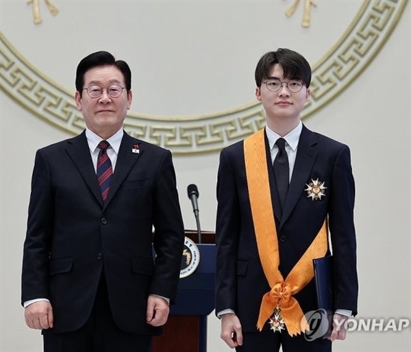 传奇电竞选手Faker获青龙勋章：韩国总统亲自颁发