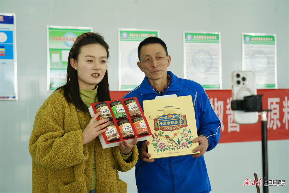 “双十一”期间，西和县粉条、辣椒加工车间内直播火热开播，“实景探厂+创意吃播”的模式让地道“甘味”香飘全国，成为“电商+特色产业”融合发展的鲜活范例。新甘肃&middot;每日甘肃网通讯员　梁云霞　摄