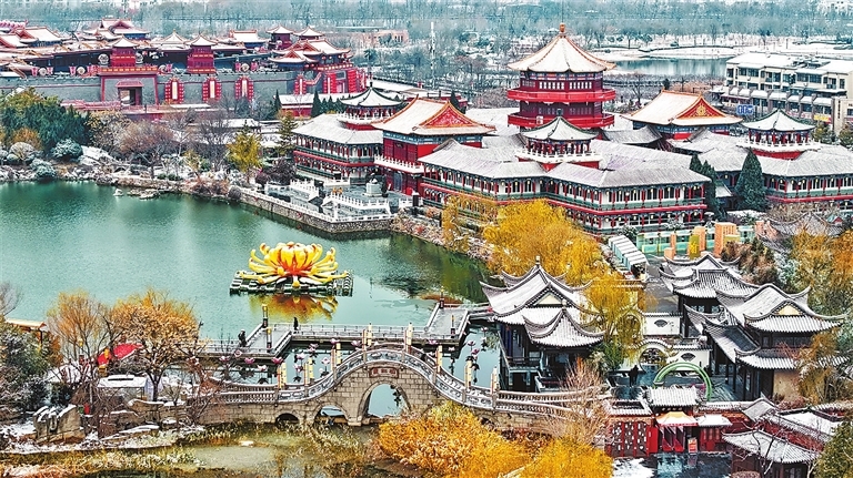 2026年新年伊始的首场降雪，为古城开封披上银装，勾勒出一幅诗意盎然的宋韵画卷。袁洋 摄