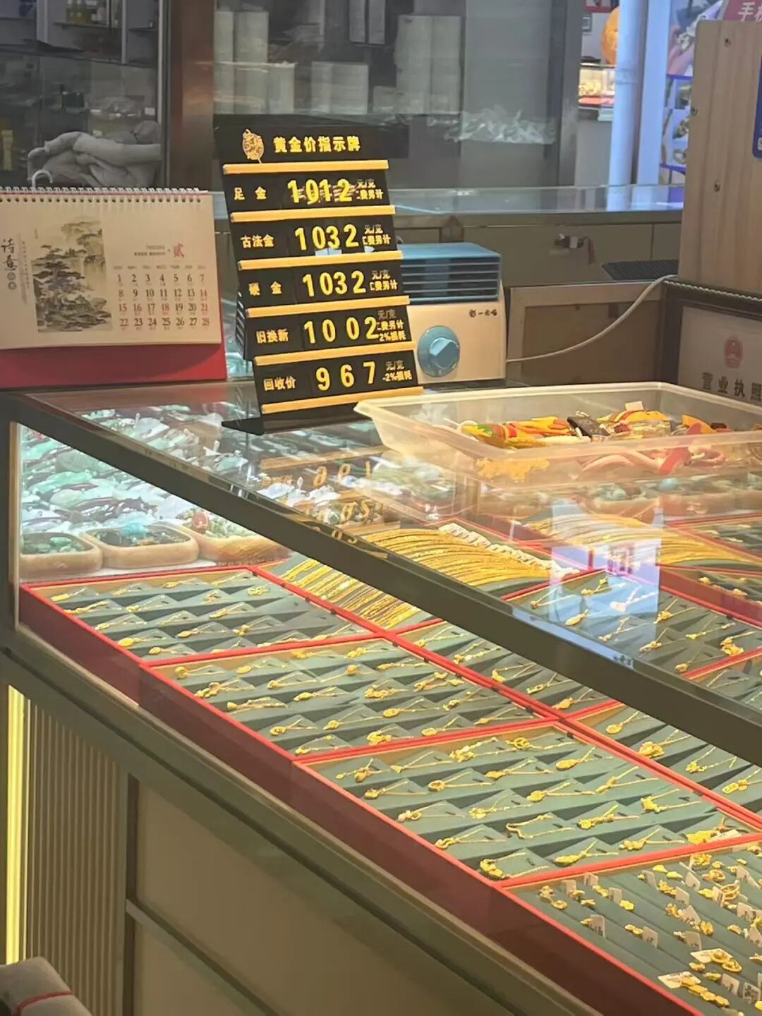 元旦买金热：水贝黄金挤满买金人，投资银条溢价也缺货_凤凰网