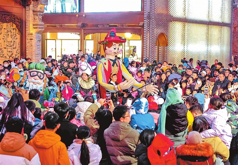 1月1日，郑州亳都&middot;新象历史文化街区迎来客流高峰，巨型人偶“匹诺曹”巡游，与游客热情互动。记者 邓放 摄
