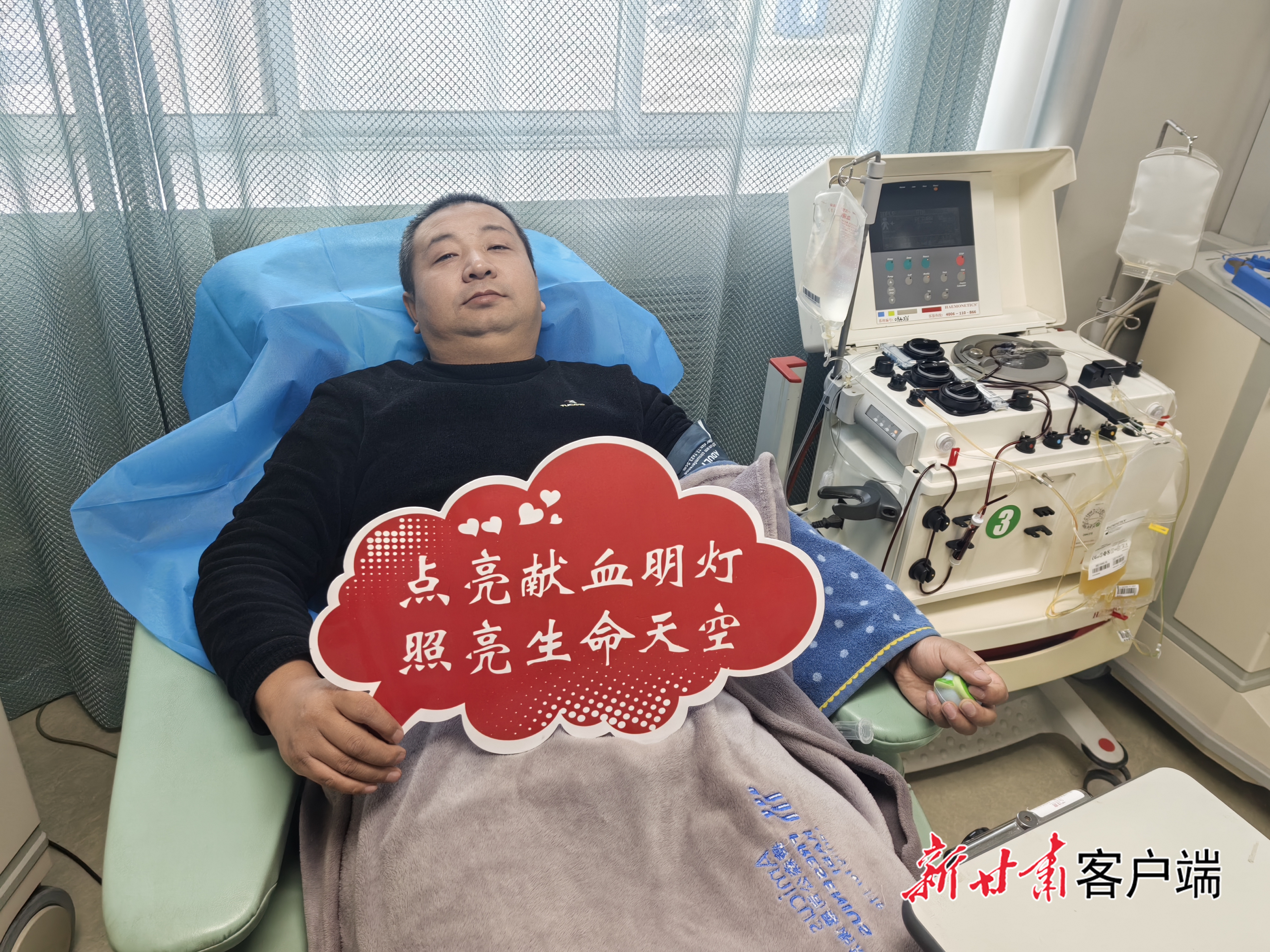 省红十字雷锋车队的驾驶员正在献血（图片均由甘肃省红十字雷锋车队提供）