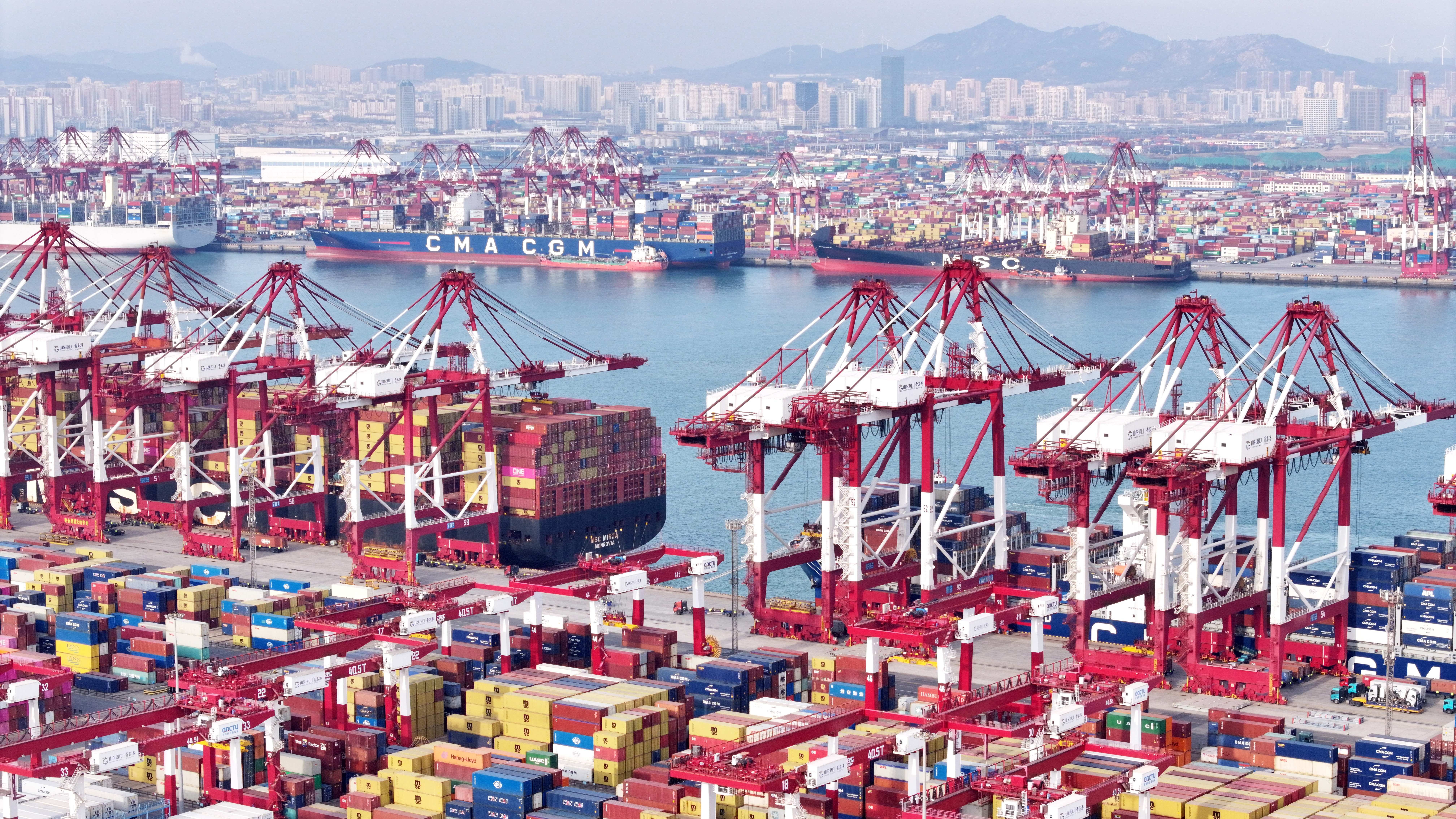 新年新干劲！山东港口青岛港元旦当天生产热火朝天，全力保障物流大动脉畅通！