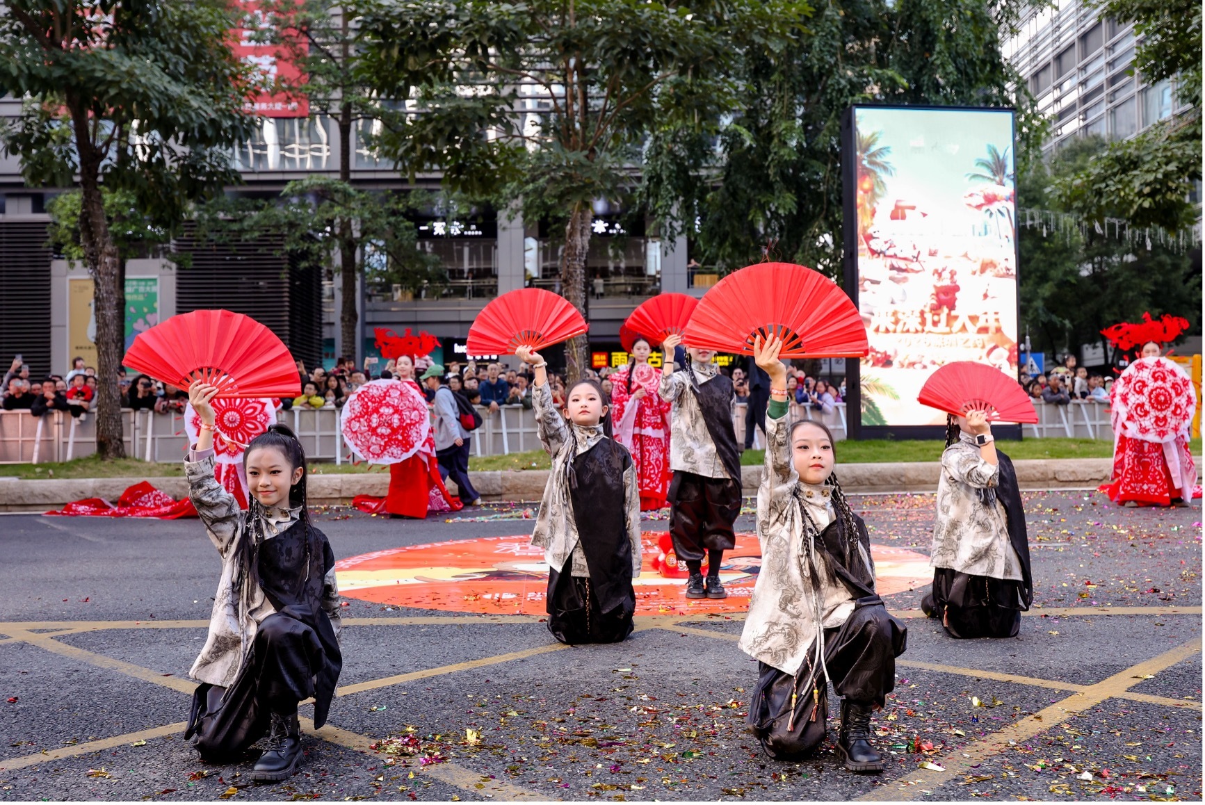 深圳节日大道上的“福田答卷”!2026深圳首场城市盛典四海一家大巡游活动精彩绽放