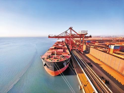 1月1日，停靠在唐山港京唐港区矿石码头的“马格纳斯”号货轮正在进行卸船作业。 本报记者 王育民摄